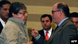 El ministro de Relaciones Exteriores de Colombia Carlos Holmes Trujillo (I) habla con el enviado del dirigente opistor venezolano Juan Gauidó Julio Borges antes de un acto público en Bogotá, Colombia, el 27 de abril de 2019 © AFP Juan BARRETO