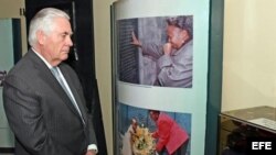 Foto del Departamento de Estado de EE. UU que muestra al secretario de Estado estadounidense Rex Tillerson recorriendo el Memorial Park para las víctimas de la bomba en la embajada de EE. UU en 1998.