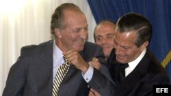 Fotografía de archivo (Madrid, 11/04/2002) del expresidente del Gobierno Adolfo Suárez (d), bromeando con el Rey Juan Carlos durante la ceremonia de entrega del Premio del Grupo Correo-Prensa Española a los valores humanos, concedido a Suárez.