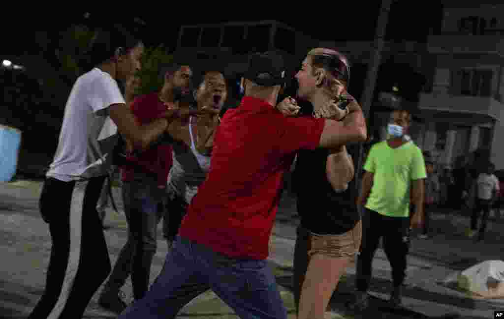 Un agente vestido de civil reprime a una manifestante en las protestas del sábado, 1ro de octubre, en El Vedado, La Habana. ((AP/Ramon Espinosa)