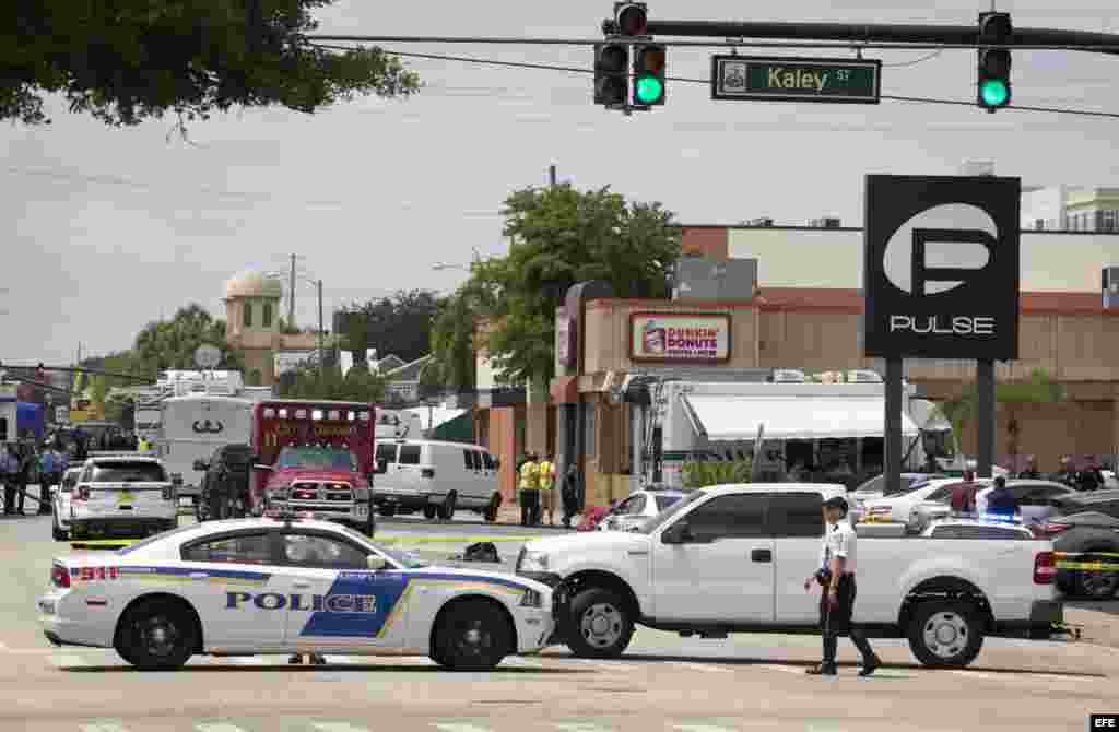 Agentes de policía y rescatistas monitorean la escena del tiroteo masivo en el club gay Pulse, en Orlando, Florida.