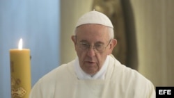 El papa Francisco oficia una misa en la Casa Santa Marta del Vaticano.