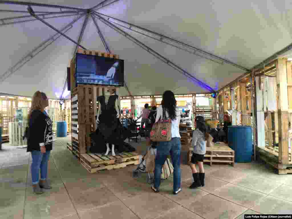 Parte del público en locación de la Fábrica de Arte Cubano, expuesta en Miami Mini Maker Faire. Foto Luis Felipe Rojas.