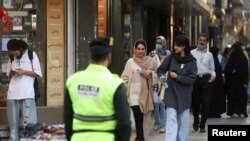 Mujeres en las calles de Teherán, frente a la vigilancia de la policía de la Moral, el 16 de julio de 2023. (Reuters/Third Party).