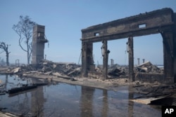 Los daños causados por el incendio son evidentes el 9 de agosto de 2023, en Lahaina, Hawai. (Tiffany Kidder Winn vía AP, archivo)