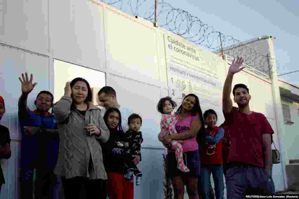 Migrantes en el refugio &quot;El Buen Samaritano&quot; se despiden de sus amigos.&nbsp;Foto: tomada el 11 de marzo de 2021 por REUTERS/José Luis González.