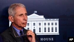 El médico Anthony Fauci durante una conferencia en la sala de prensa James Brady de la Casa Blanca. (AP/Alex Brandon)