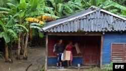 Dos personas se protegen de la lluvia en Baracoa, Guantánamo, la provincia más afectada por el huracán de categoría 4, Matthew, en octubre pasado. (Foto: Archivo)