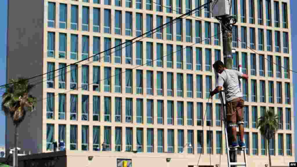 Trabajadores cubanos y estadounidenses ultiman detalles dentro y fuera de la Embajada de Estados Unidos en La Habana.