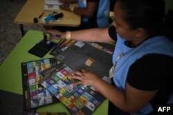 Funcionario electoral sella papeletas durante las elecciones generales en Santo Domingo el 19 de mayo de 2024.(Foto by Federico PARRA / AFP)