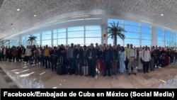 El grupo de cerca de 200 médicos cubanos a su llegada a México.