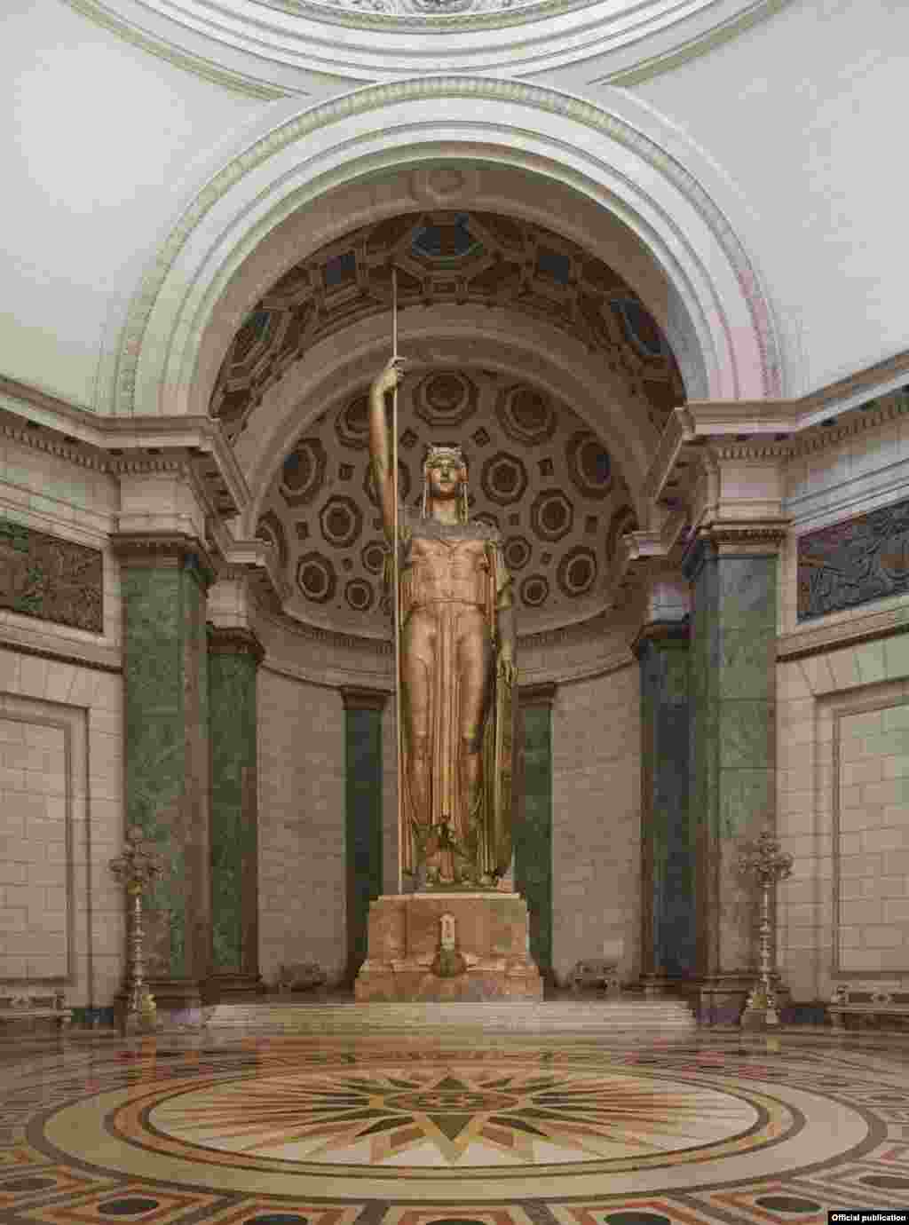 La estatua de la República de Cuba en el interior del Capitolio. Foto Library of Congress