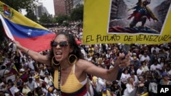 Ciudadanos venezolanos protestan contra los resultados oficiales que declararon al presidente Nicolás Maduro ganador de las elecciones presidenciales de julio, 17/08/2024. (AP Photo/Aurea Del Rosario)