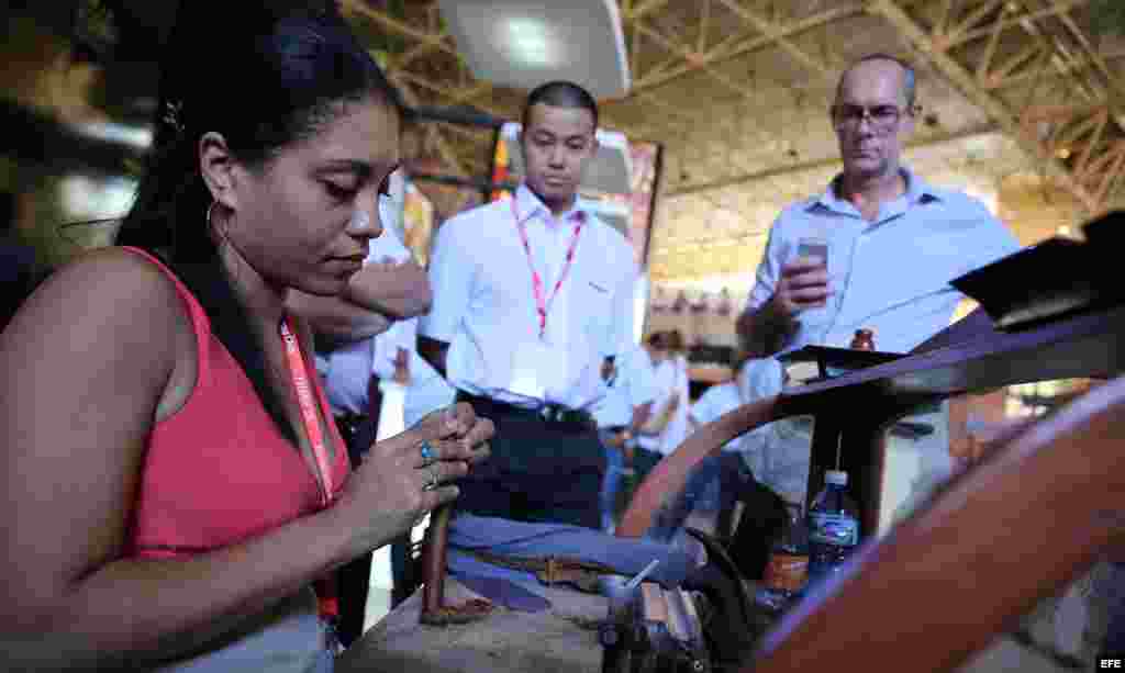 Una torcedora elabora un puro en la Feria Internacional de La Habana. EFE