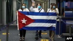 Llegada de médicos cubanos a Panamá el 24 de diciembre de 2020. (AFP PHOTO / Aeropuerto Tocumen).