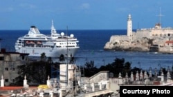 Un buque entra al puerto de La Habana (Foto: Archivo).