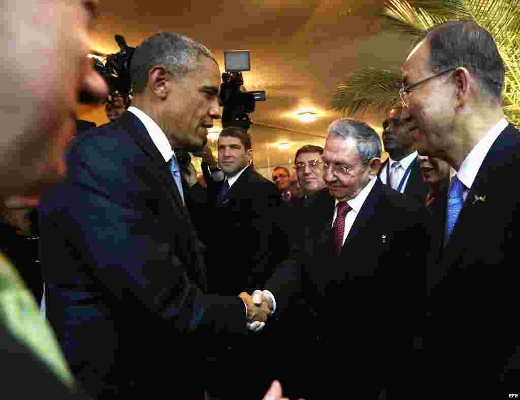 Momento del saludo entre Barack Obama, presidente de Estados Unidos, y Raúl Castro, gobernante cubano.