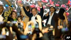 El presidente de Colombia Gustavo Petro (izq.) junto a su hijo, Nicolás Petro Burgos (der.). (AP Foto/Fernando Vergara/Archivo)