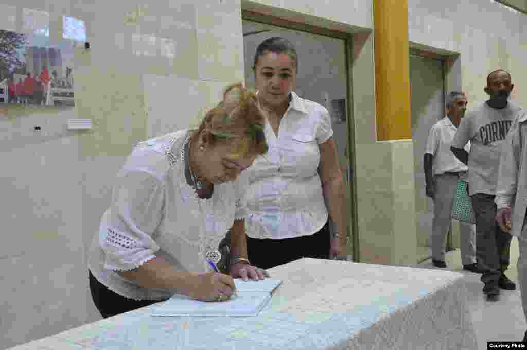 Cubanas firmando fidelidad al difunto Fidel Castro.