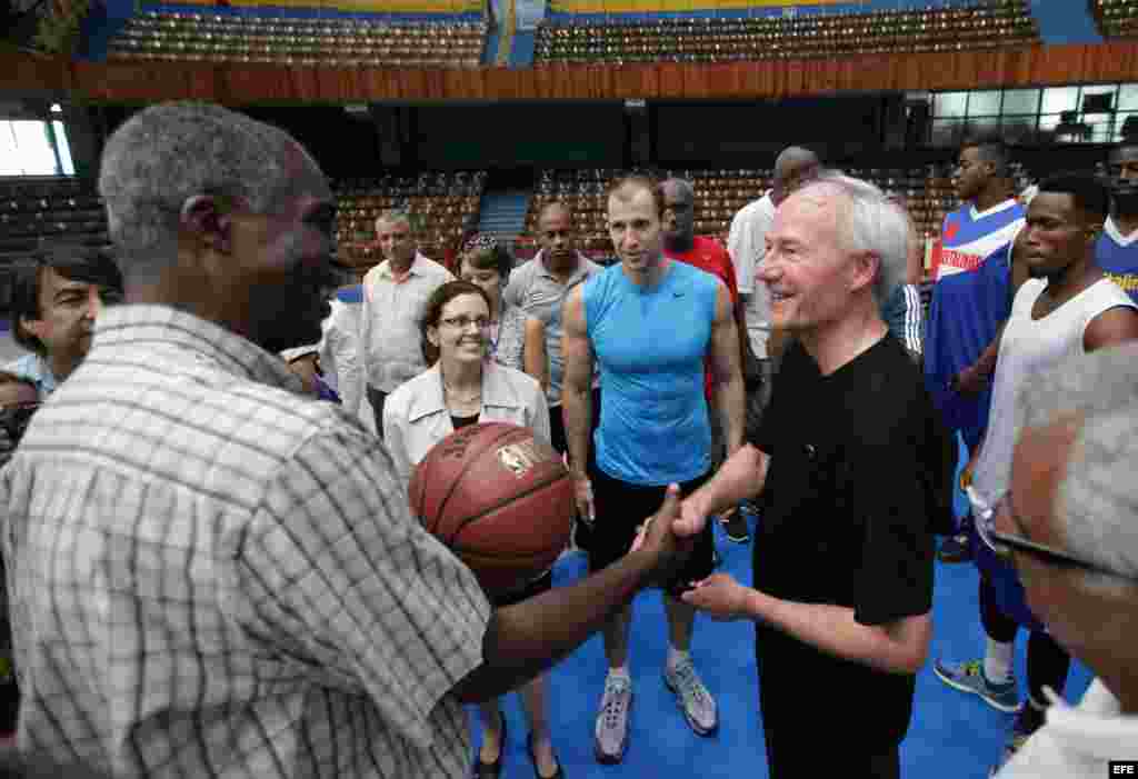 El gobernador de Arkansas, Asa Hutchinson (d), entrega un balon autografiado a Ruperto Herrera (i), comisionado Nacional de Baloncesto. EFE