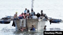 En embarcaciones rústicas como esta los cubanos se hacen a la mar esperando llegar a EEUU con escalas en Islas Caimán y Centroamérica.