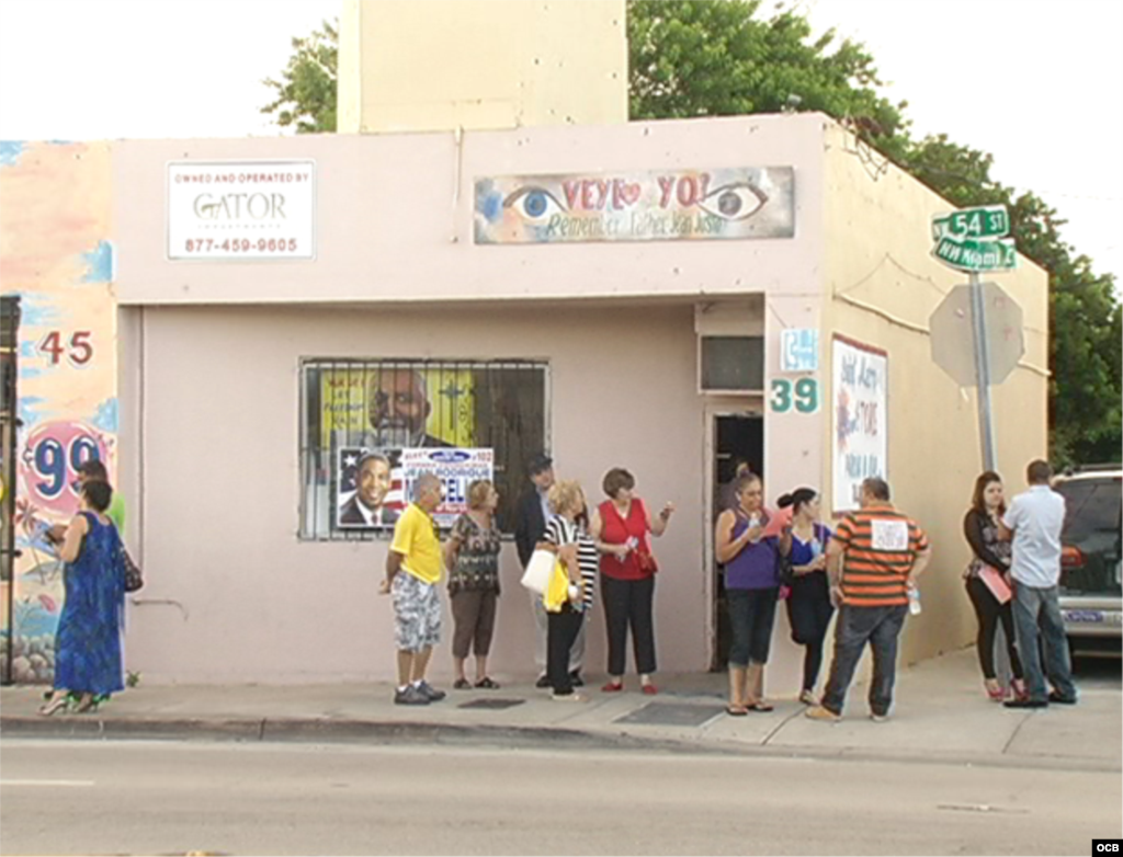 Protestas en exposición de espía cubano en Miami