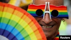 Un activista de la comunidad LGBTQI en una marcha en La Habana.