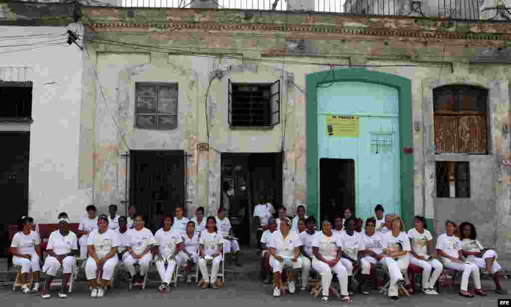 Integrantes del grupo Damas de Blanco se reúnen en la sede de la agrupación durante un homenaje por el segundo aniversario del fallecimiento de su líder Laura Pollán.