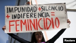 Una activista sostiene un cartel contra el feminicidio en una marcha por el Día Internacional de la Mujer, en la ciudad de México. (Archivo/REUTERS/Luisa Gonzalez)