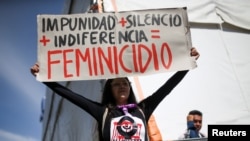 Una activista sostiene un cartel contra el feminicidio. (Archivo/REUTERS/Luisa Gonzalez)