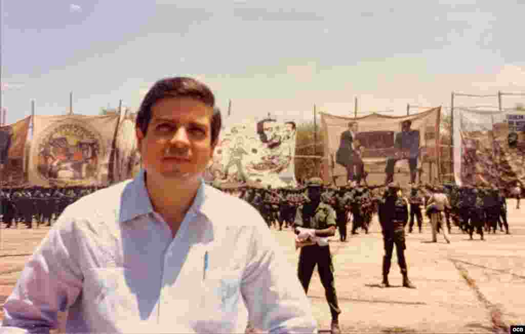 Tomás Regalado en la plaza de Jamba, antes de comenzar un desfile militar.