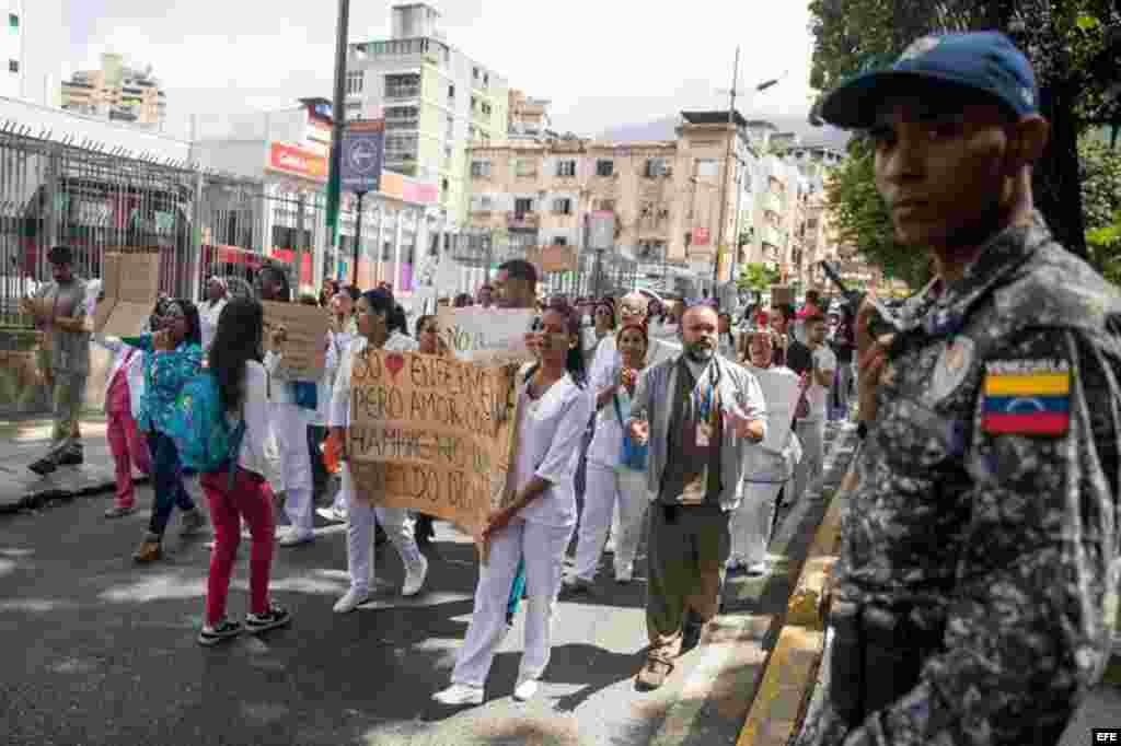 Trabajadores de salud siguen en protestas pese a anuncios de Maduro