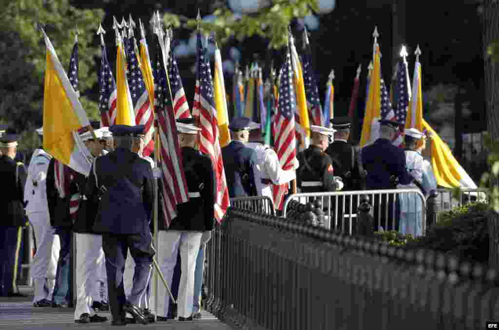 Miembros de las Fuerzas Armadas portan banderas estadounidenses y del Vaticano para la visita del Papa Francisco a la Casa Blanca en Washington DC.