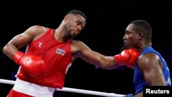 Loren Berto Alfonso Domínguez, representando a Azerbaiyán, en acción contra Julio César la Cruz Peraza, de Cuba. (Reuters/Peter Cziborra)