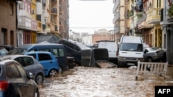 Se muestran automóviles amontonados luego de las inundaciones en el barrio De La Torre de Valencia, en el este de España, el 30 de octubre de 2024.