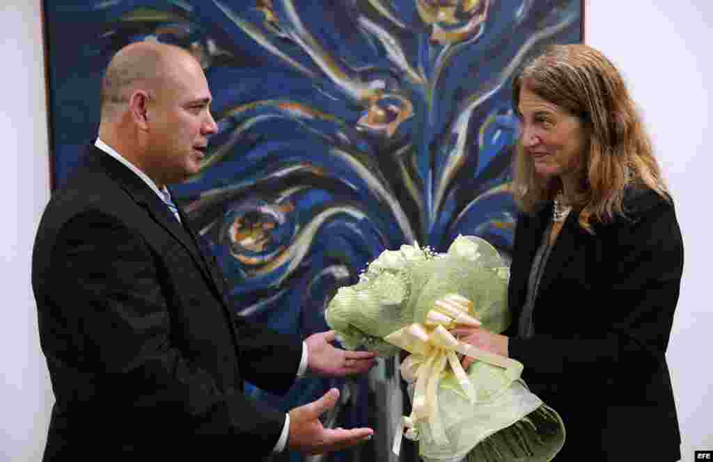 &nbsp;El ministro de Salud de&nbsp;Cuba, Roberto Morales (i), y la secretaria de Salud y Servicios de EE.UU., Sylvia Burwell (d), se reúnen en La Habana Cuba.