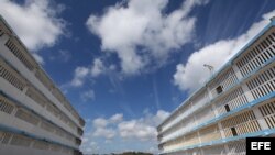 Vista de dos edificios de la prisión Combinado del Este, en La Habana, Cuba.