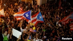 Boricuas celebran el anuncio de la renuncia del gobernador Rosselló. REUTERS/Marco Bello