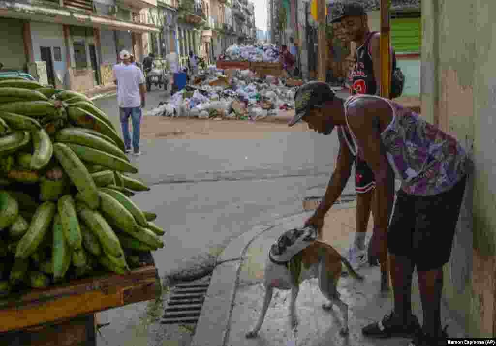 Una céntrica esquina de La Habana, bloqueada por montones de basura.&nbsp;