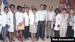 Médicos cubanos en El Salvador.