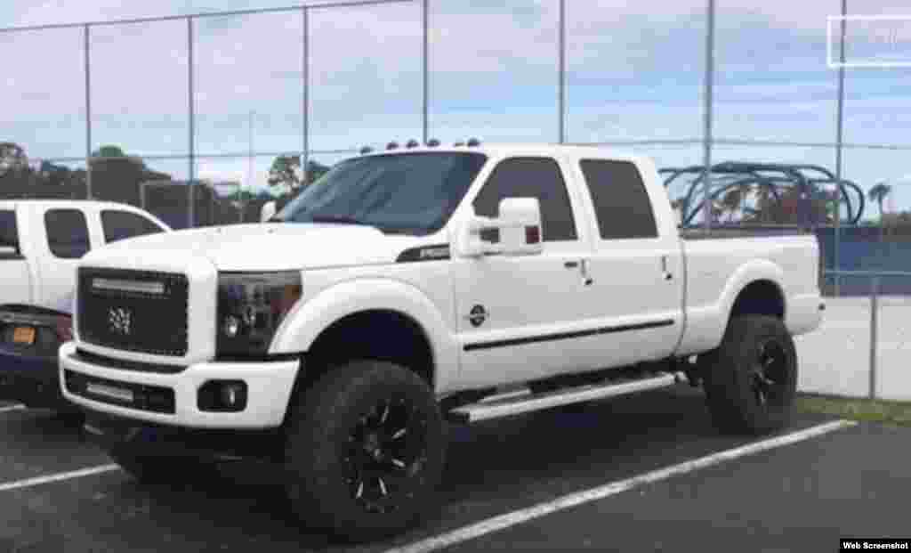 El jardinero izquierdo de los Mets de Nueva York, el cubano Yoenis Céspedes, llegó al campo de entrenamiento de los Mets en Port St. Lucie, Florida, el lunes 22 de febrero manejando un Ford F-250.