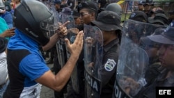 Manifestantes se enfrentan con la Policía durante una protesta en Managua. 