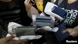 Pasaportes cubanos. REUTERS/Juan Carlos Ulate