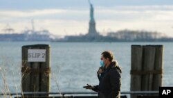 Personas con máscaras en la ciudad de Nueva York, el 18 de abril del 2020. (AP/Frank Franklin II)