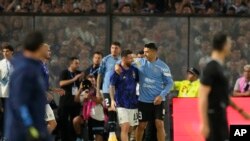 El argentino Lionel Messi, izquierda, abraza al uruguayo Luis Suárez antes de un partido de clasificación para la Copa Mundial de la FIFA 2026 en el estadio La Bombonera de Buenos Aires, Argentina, el jueves 16 de noviembre de 2023. (Foto AP/Matias Delacroix)