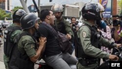 Miembros de la Guardia Nacional Bolivariana detienen a un manifestante durante una marcha de opositores.