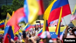 Venezolanos en Medellín, Colombia, protestan en contra del gobierno de Nicolás Maduro el 7 de agosto de 2024. (Reuters/Juan David Duque).