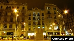 Activistas proyectan la imagen del preso de conciencia muerto en huelga de hambre Orlando Zapata sobre la fachada del Consulado de Cuba en Barcelona.