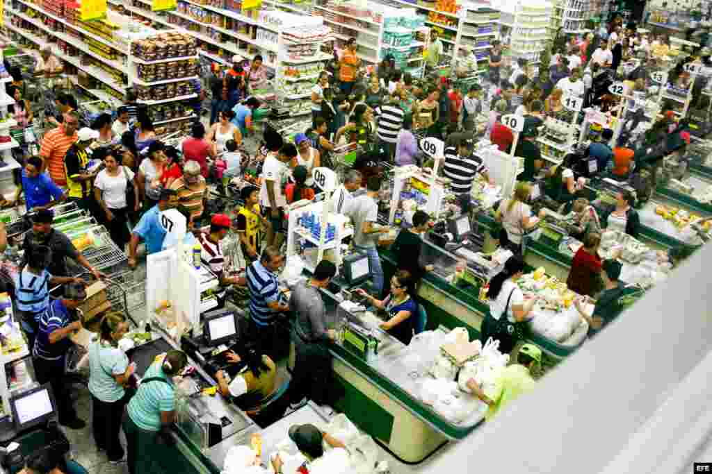 Un grupo de personas espera para poder comprar productosen San Cristóbal (Venezuela). Las colas se han extendido frente a supermercados ante la falta de productos tras varios días de fuertes protestas en esa parte del estado Táchira, en el occidente andino venezolano. Venezuela vive desde el 12 de febrero protestas que han derivado en enfrentamientos entre fuerzas de seguridad y grupos violentos que protestan contra las políticas del Gobierno.