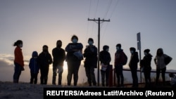 Migrantes en la frontera de México y Estados Unidos. (Adrees Latif / Reuters).